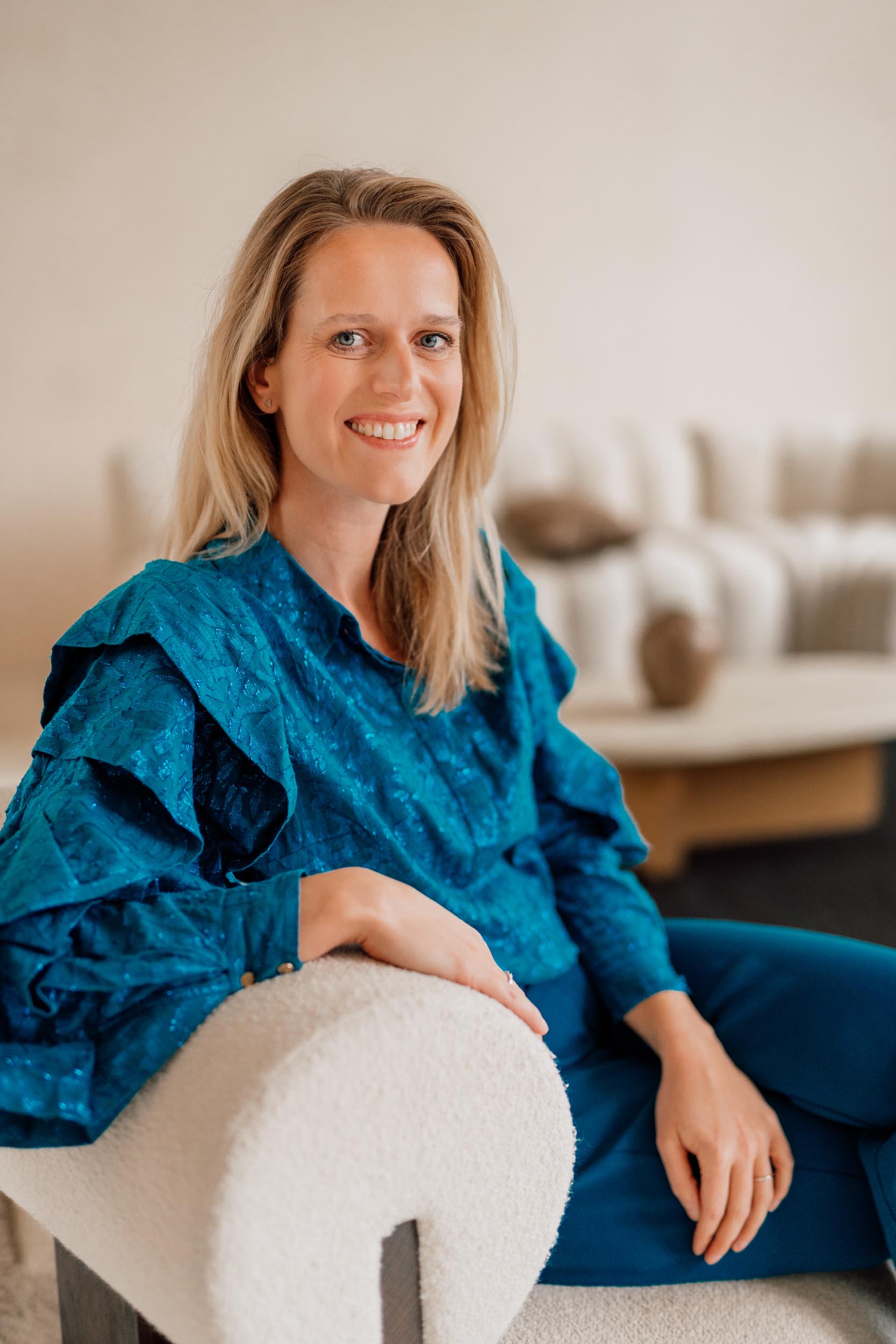 Femme_invest_Rommie11